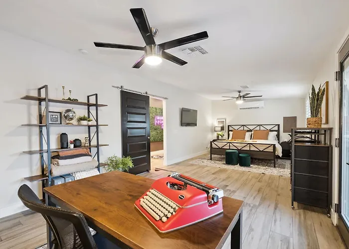 The Glow-up House - Pool Glam Ferienhaus Phoenix
