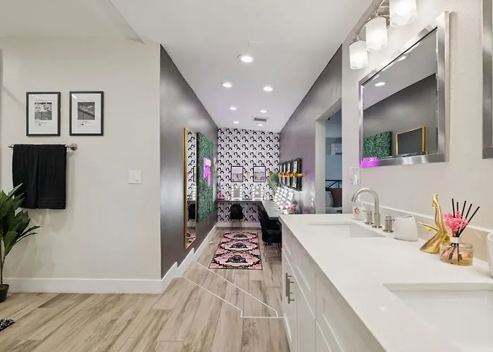 The Glow-up House - Pool Glam Ferienhaus Phoenix